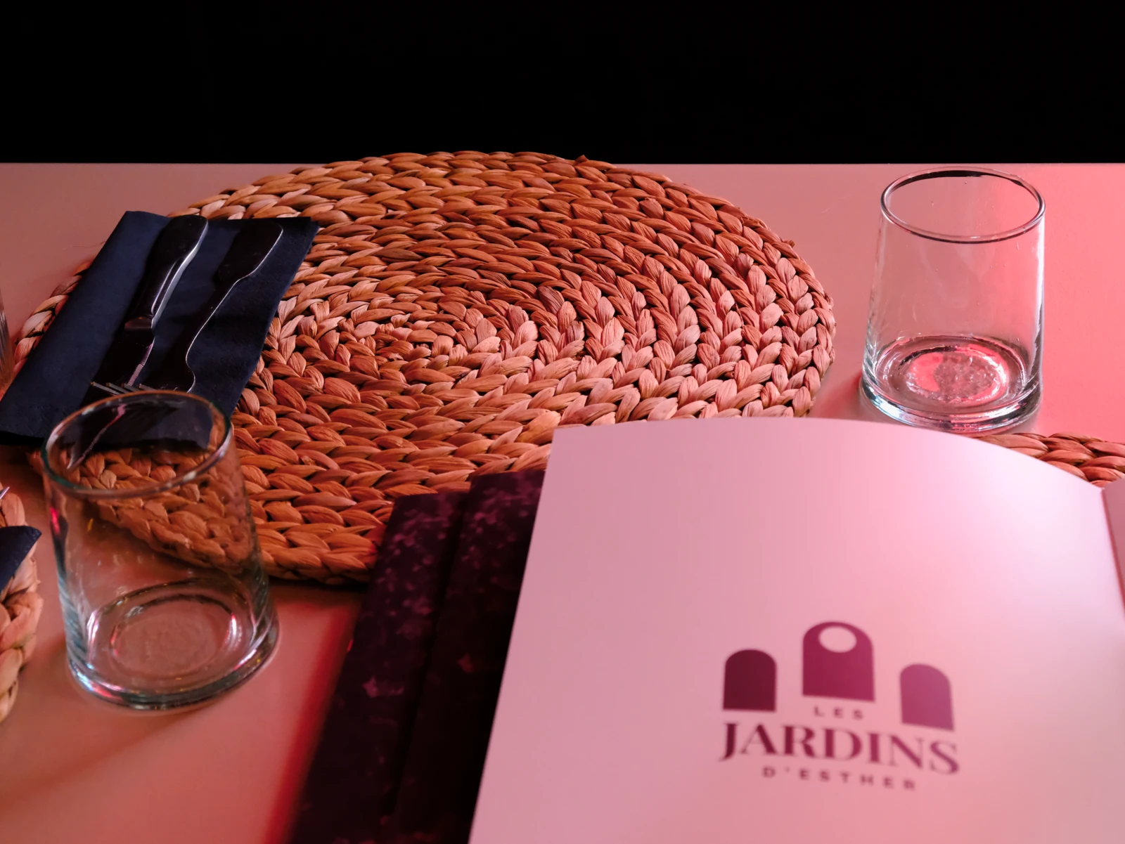 La carte posée sur une table du restaurant