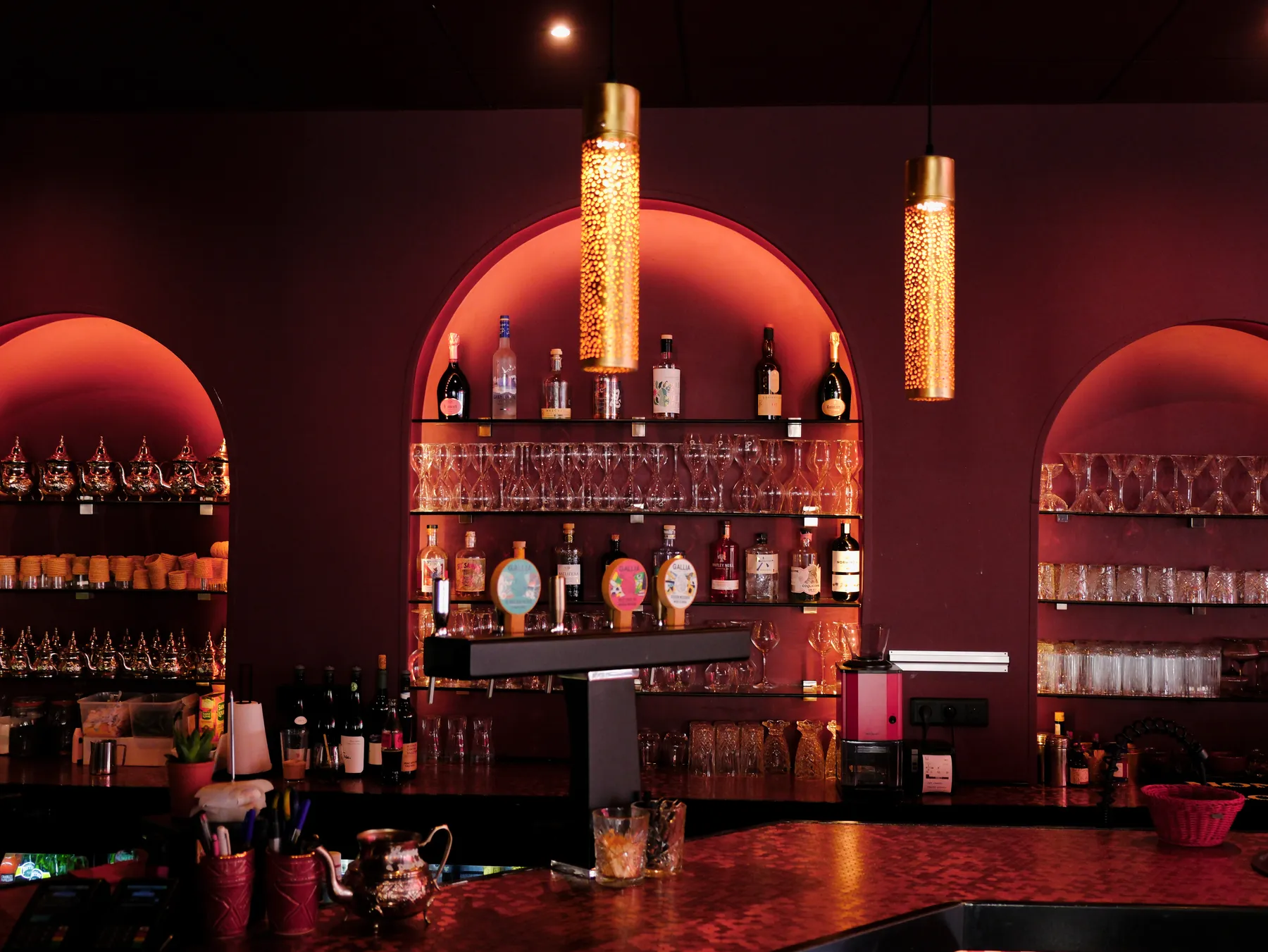 Le bar et ses trois niches en arche