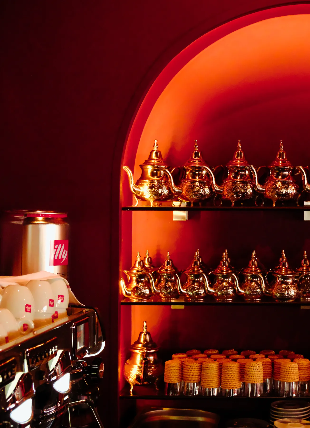 Une arche du bar, théières et verres