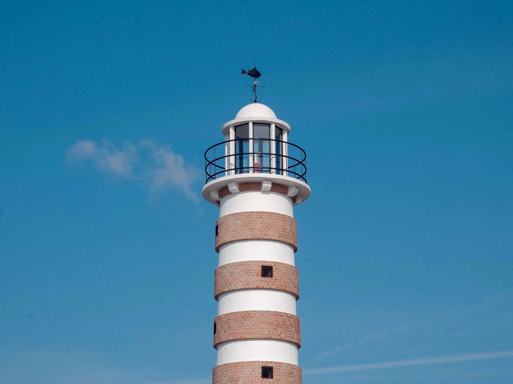 Phare rayé sur le ciel