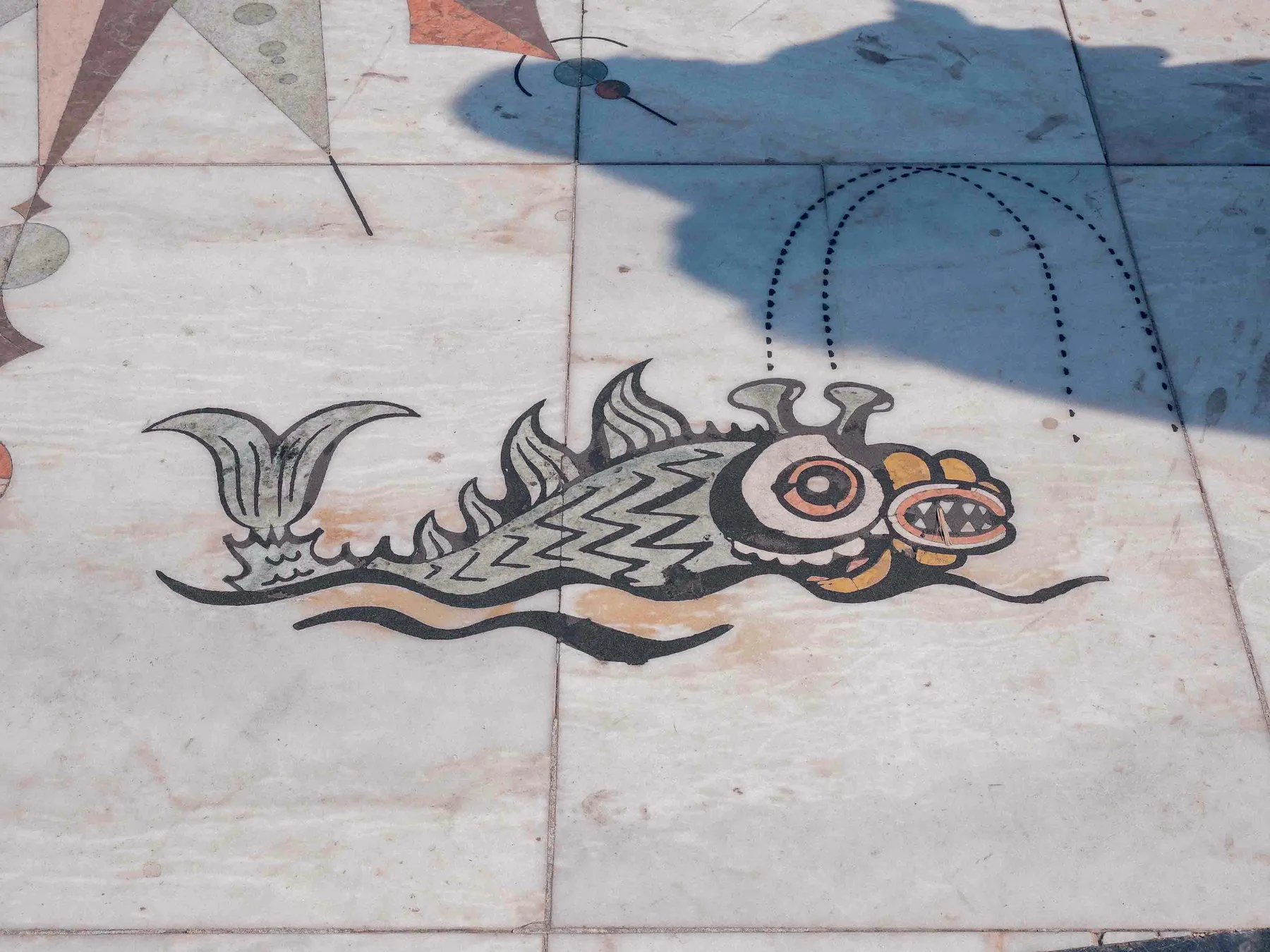 Mosaïque au sol, un poisson